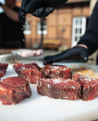 Matambre Steaks mit Meersalzflocken auf dem Zubereitungstisch. 